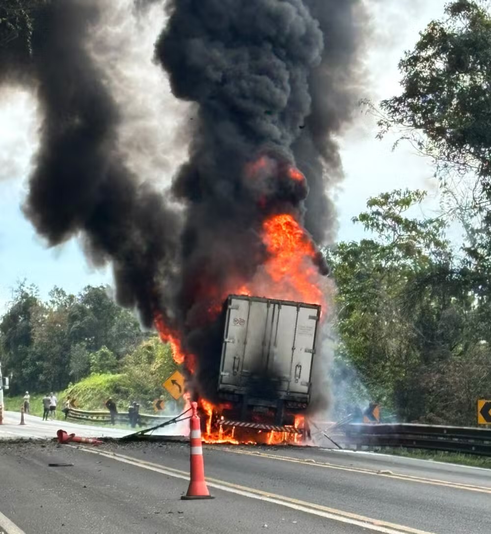 Carreta pegou fogo no meio da Serra da Esperança na BR-277 e bloqueou o trânsito na rodovia  