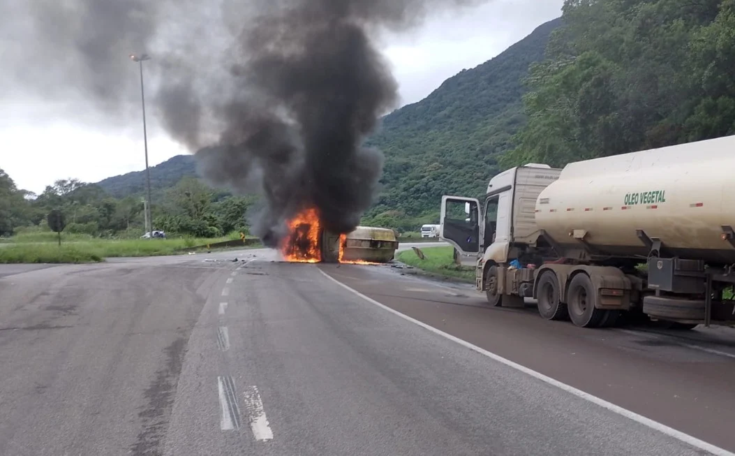 Caminhão com óleo vegetal tomba, pega fogo e bloqueia trecho da BR-277 sentido Litoral do Paraná