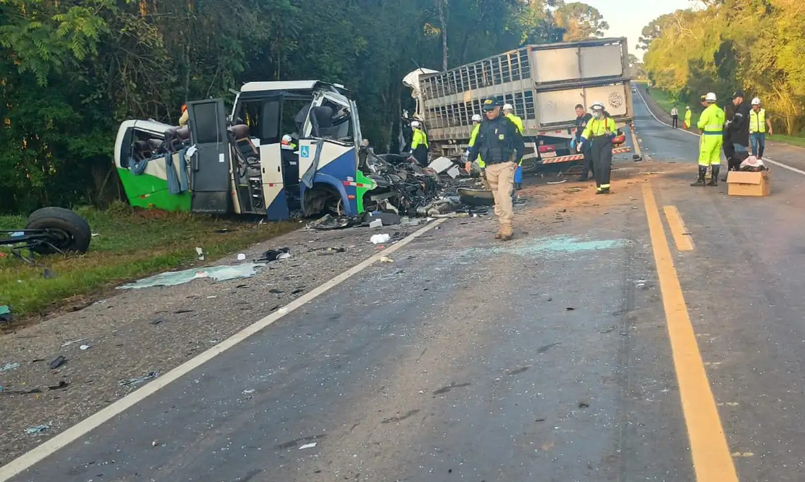 13 mulheres, 8 homens e 2 crianças morreram no acidente com ônibus de Imbituva  