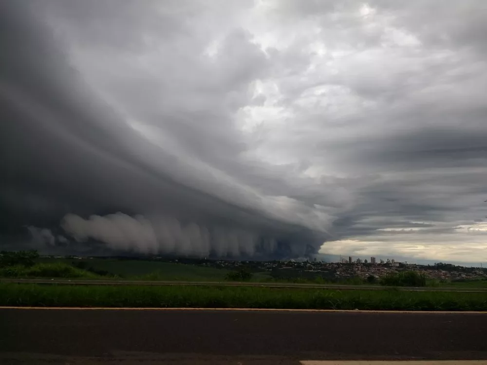 Paraná está sob alertas de tempestade neste fim de semana, com risco de granizo e ventos de até 100 km/h; veja onde  