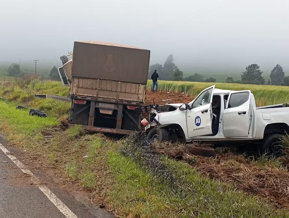 Cinco trabalhadores morrem após caminhonete bater de frente com caminhão, no PR; polícia investiga circunstâncias do acidente  