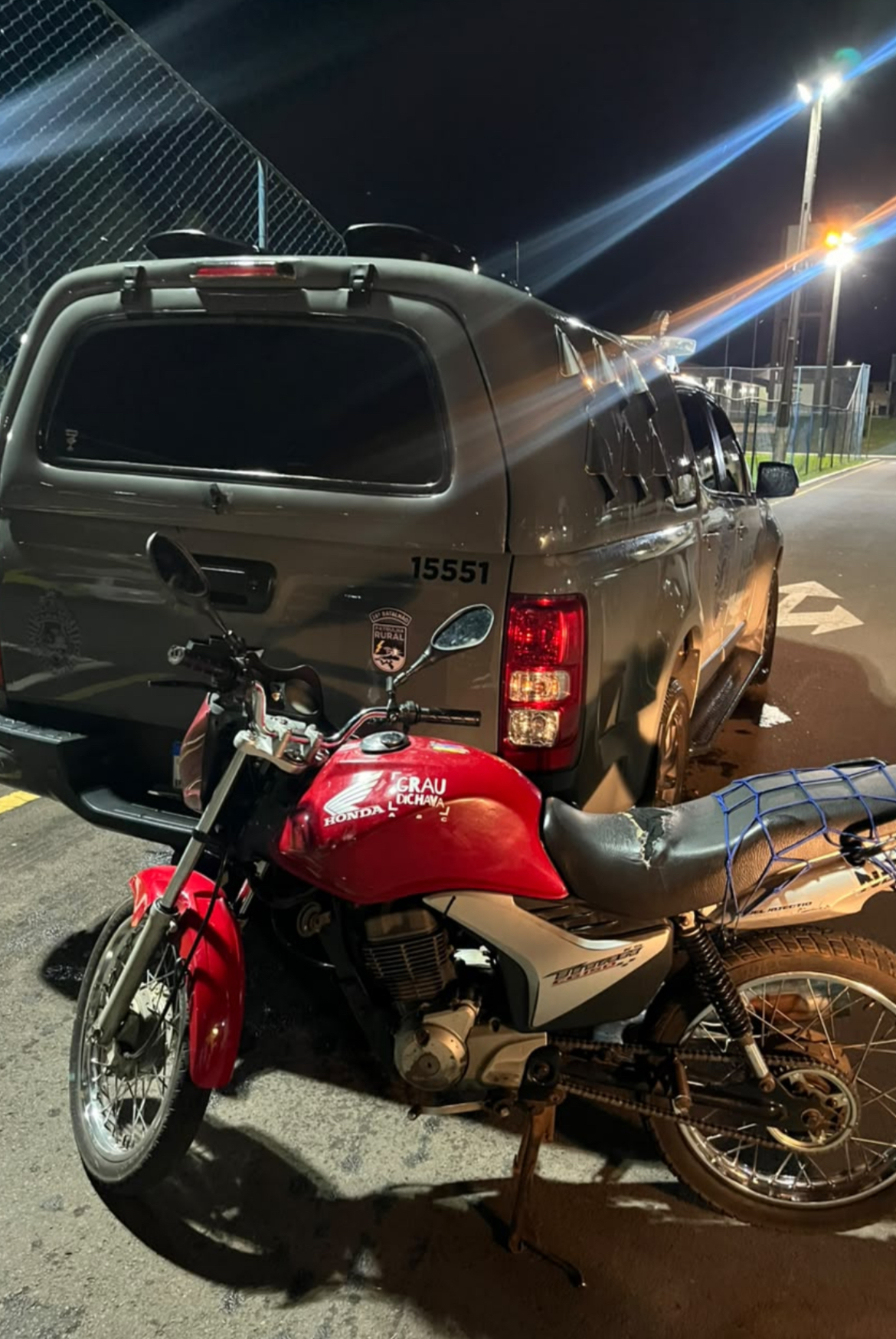 Motociclista sem CNH perde o controle durante manobra perigosa e colide com carro no Centro de Guarapuava   