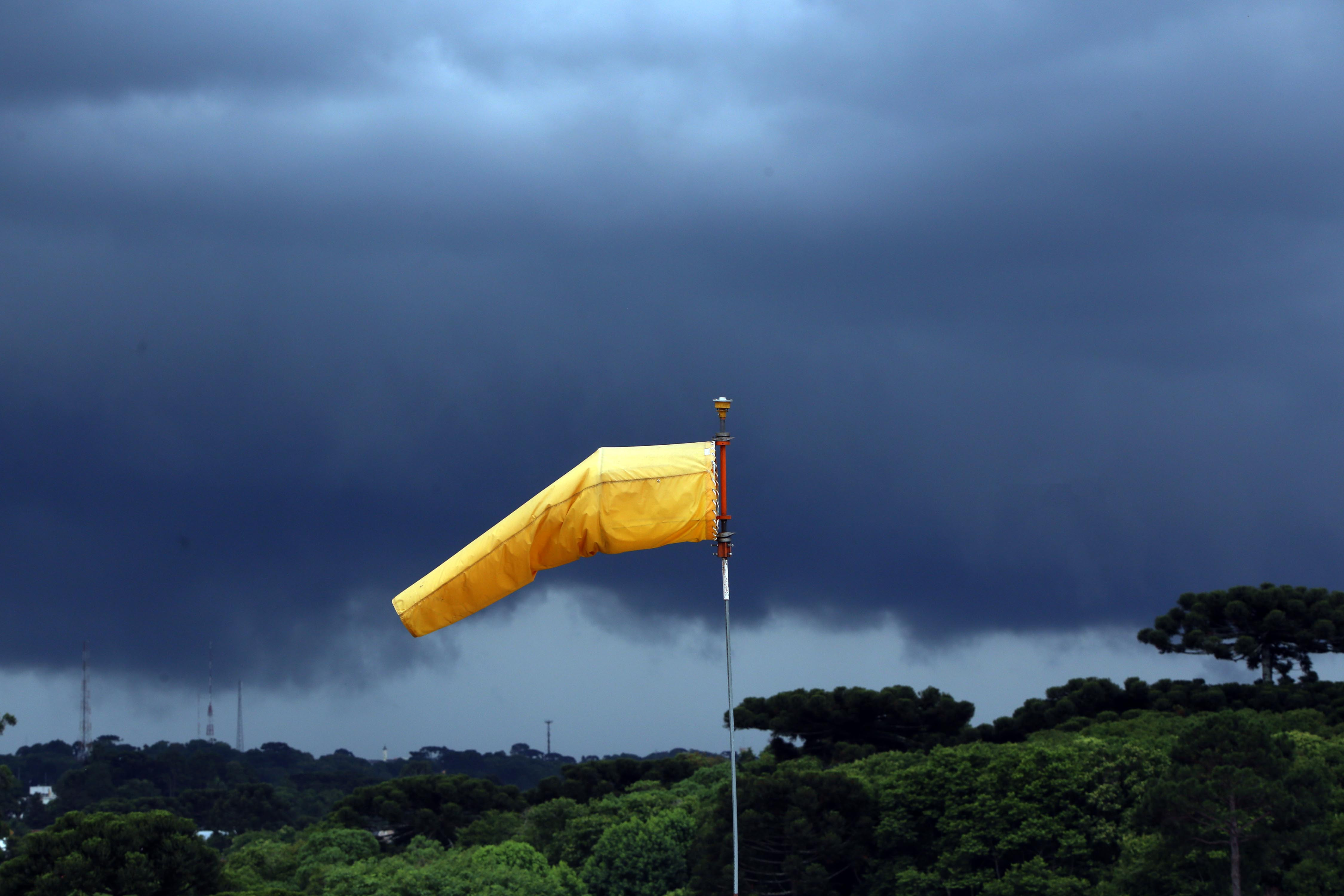 Chuva volta ao paraná após dias de calor intenso e ventos fortes  