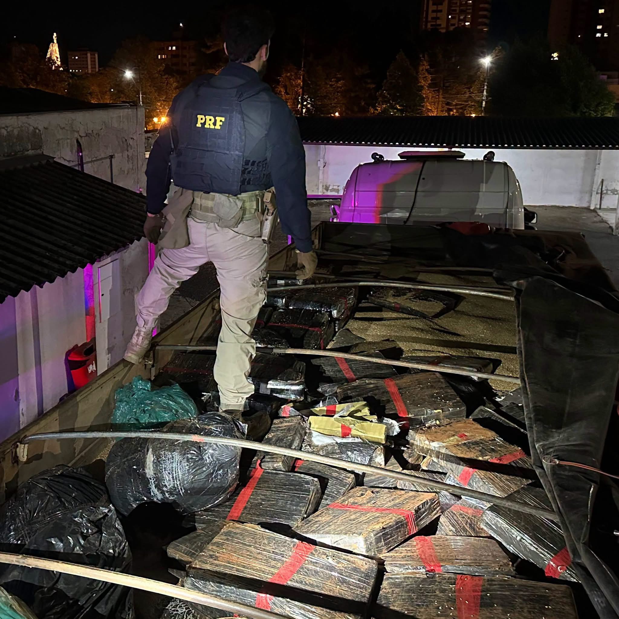 PRF apreende 1,2 tonelada de maconha em caminhão paraguaio na BR-277, em Guarapuava  