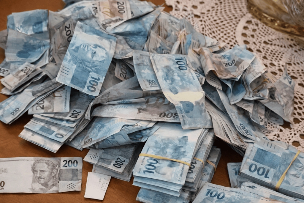  Empresário de Guarapuava se apavora e joga R$ 420 mil pela janela  