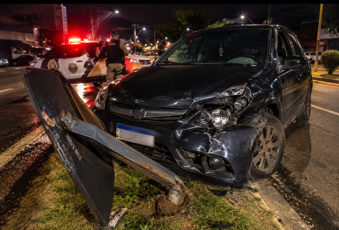   Motorista com sinais de embriaguez bate veículo contra placa em Guarapuava  