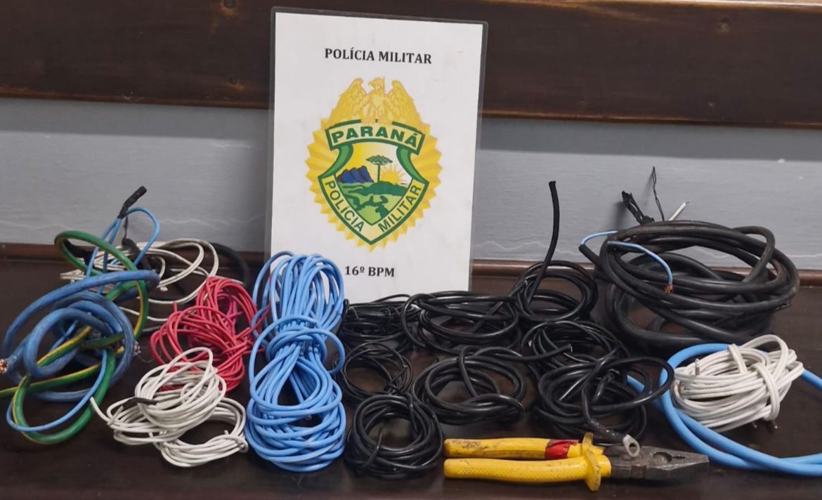 Adolescentes são abordados pela PM com fios de cobre e ferramentas durante furto em empresa  
