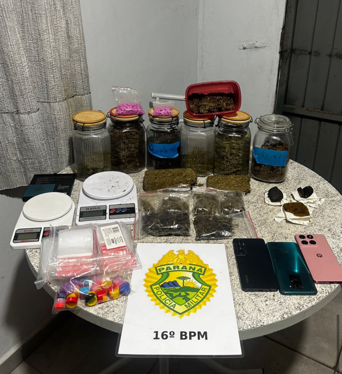 Casal é preso e polícia desmantela ponto de tráfico com skunk, haxixe, ice e ecstasy no bairro Vila Carli  