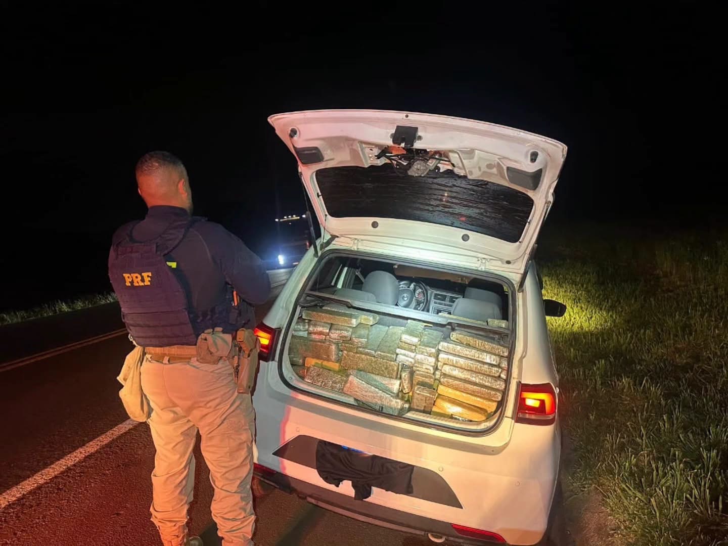 PRF apreende quase 300 kg de maconha após perseguição na BR-277, em Guarapuava   