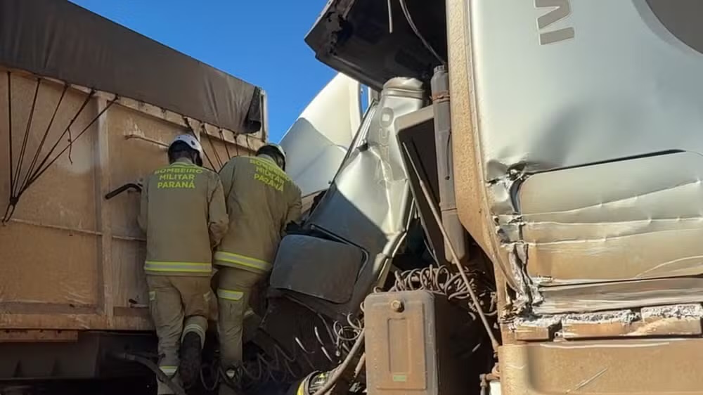 Tentativa de ultrapassagem causa acidente entre três caminhões e deixa motorista preso às ferragens por quase três horas, em Turvo 