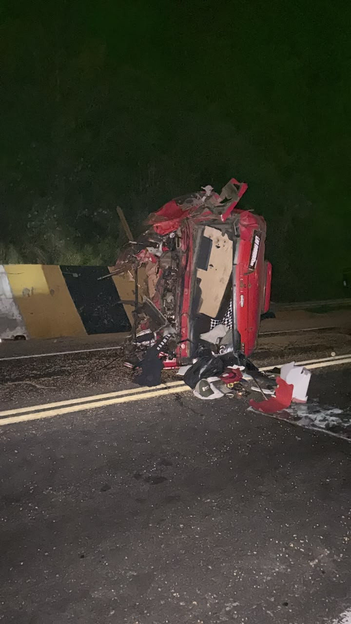 Três caminhões se envolvem em acidente na BR-277 na Serra da Esperança neste sábado (8)  