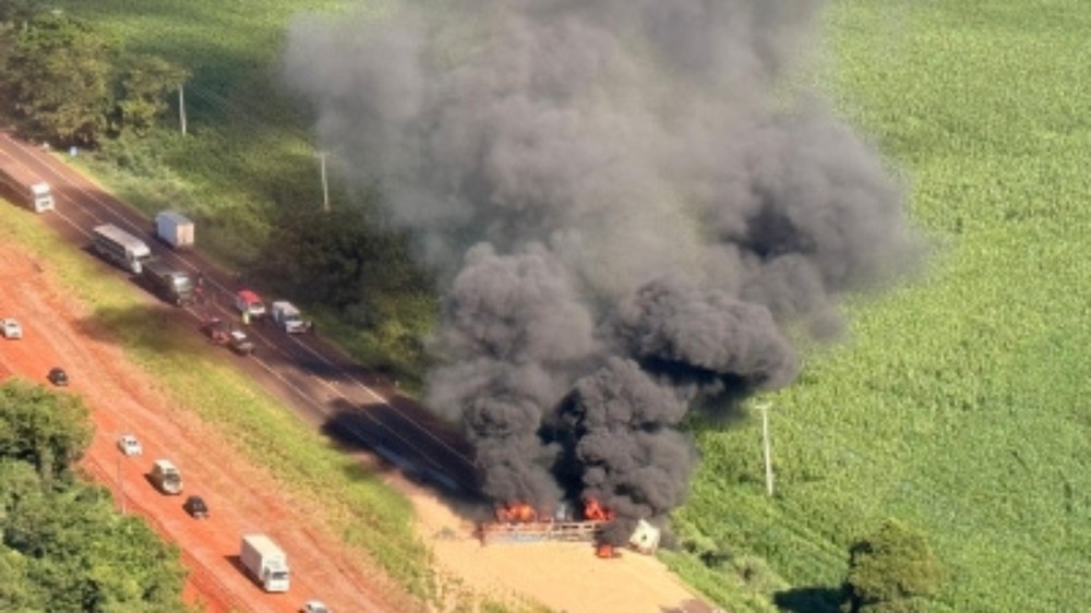 Caminhão pega fogo após batida, interdita BR-277 por 2 horas e mobiliza resgate aéreo no Paraná  