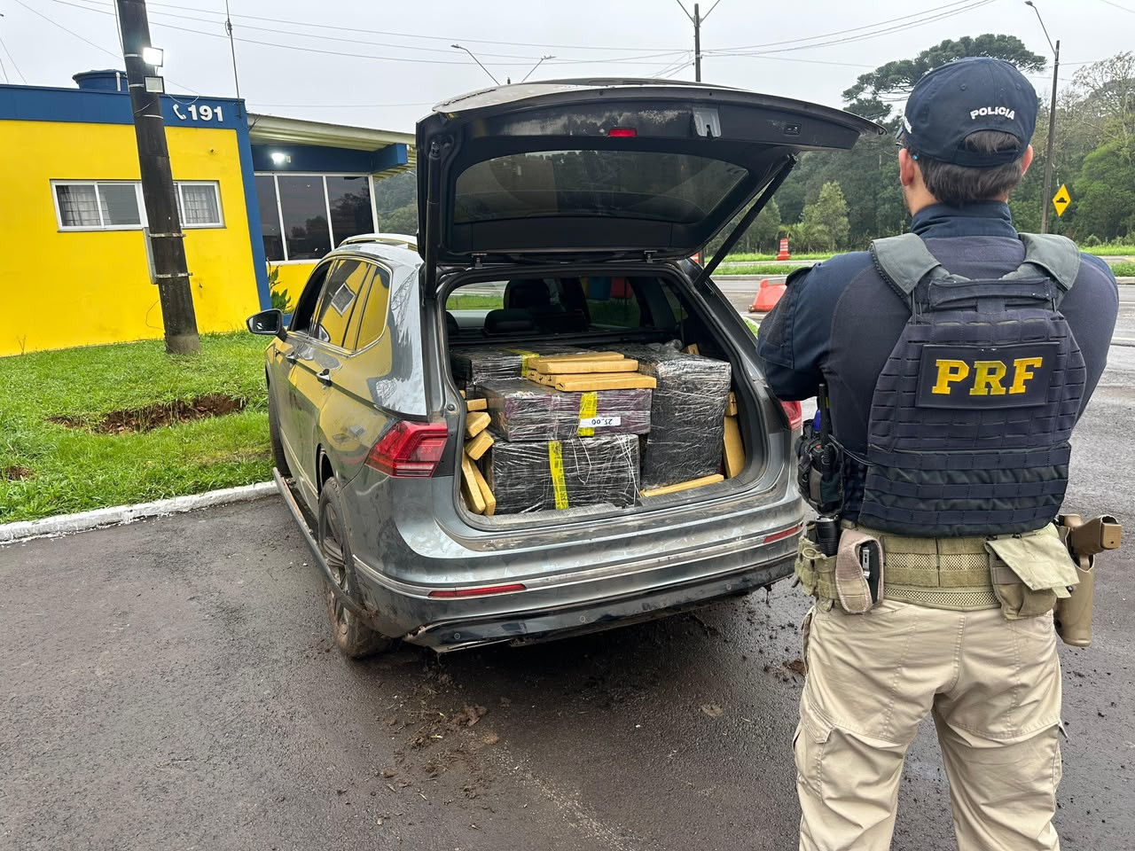 PRF apreende 897 quilos de drogas em duas ocorrências distintas em Guarapuava neste sábado (12)  