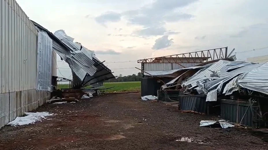 Tempestade com ventos acima de 100 km/h destrói aeroporto e deixa um morto no Paraná  