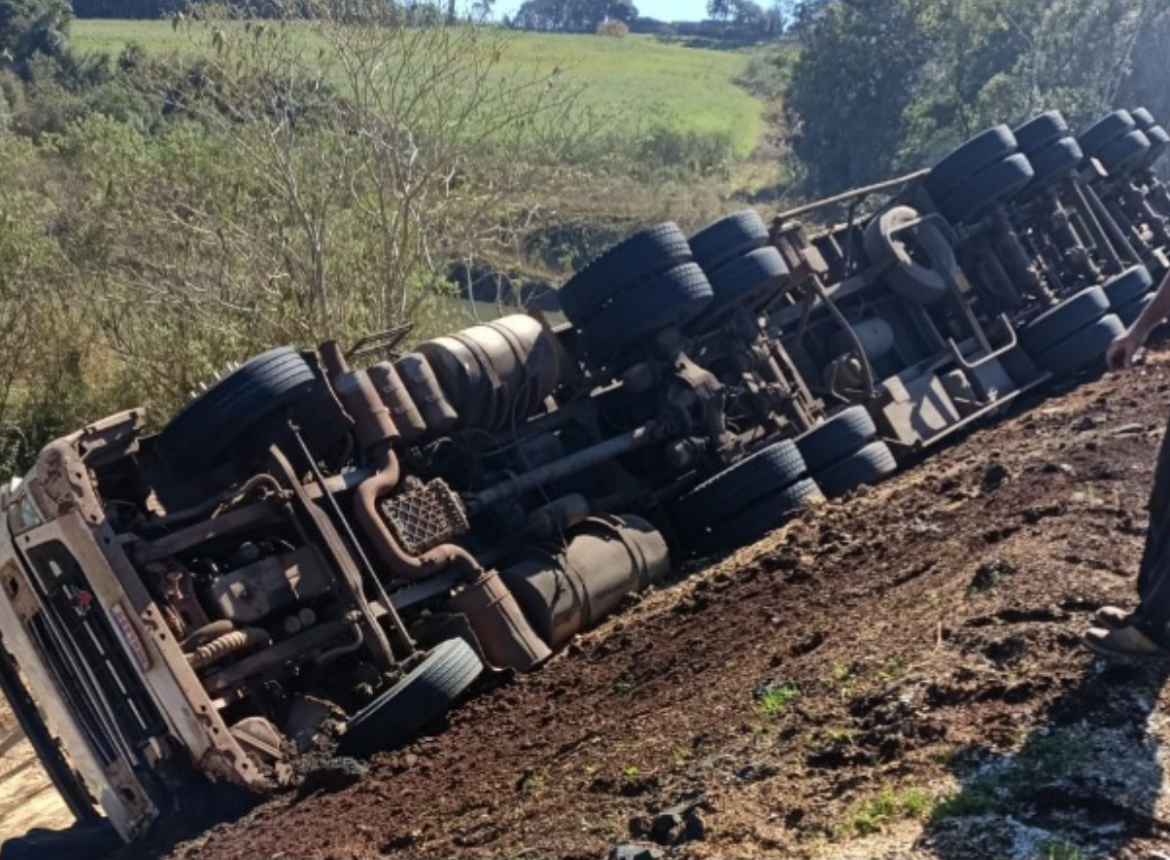 Motorista fica ferido após tombamento de carreta na PRC-466, entre Turvo e o distrito da Palmeirinha  