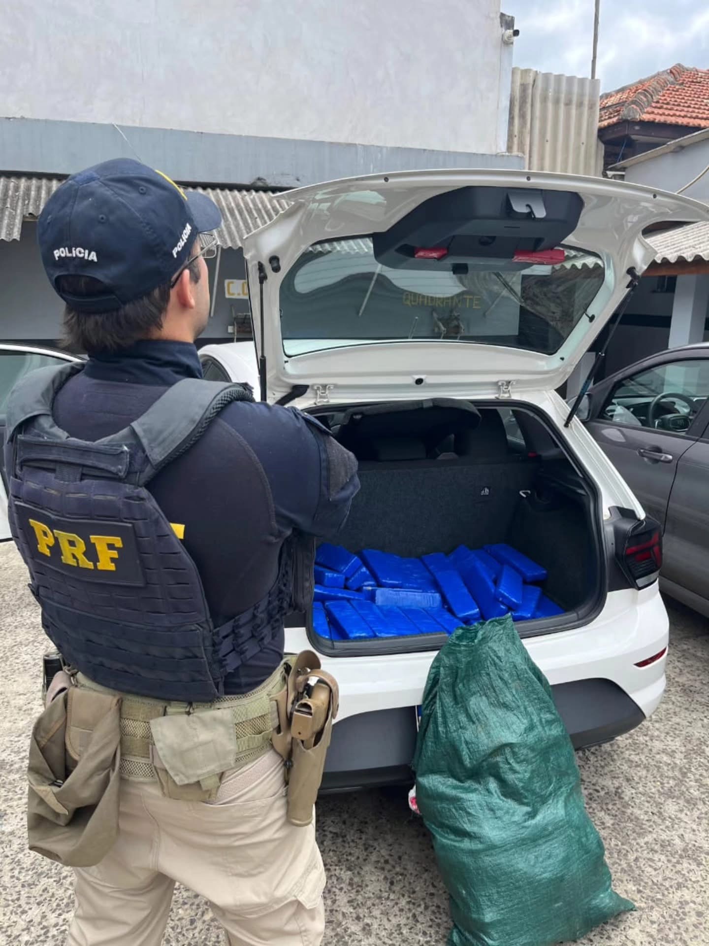 Polícia Rodoviária Federal apreende cerca de 125 Kg de maconha em Irati-PR  