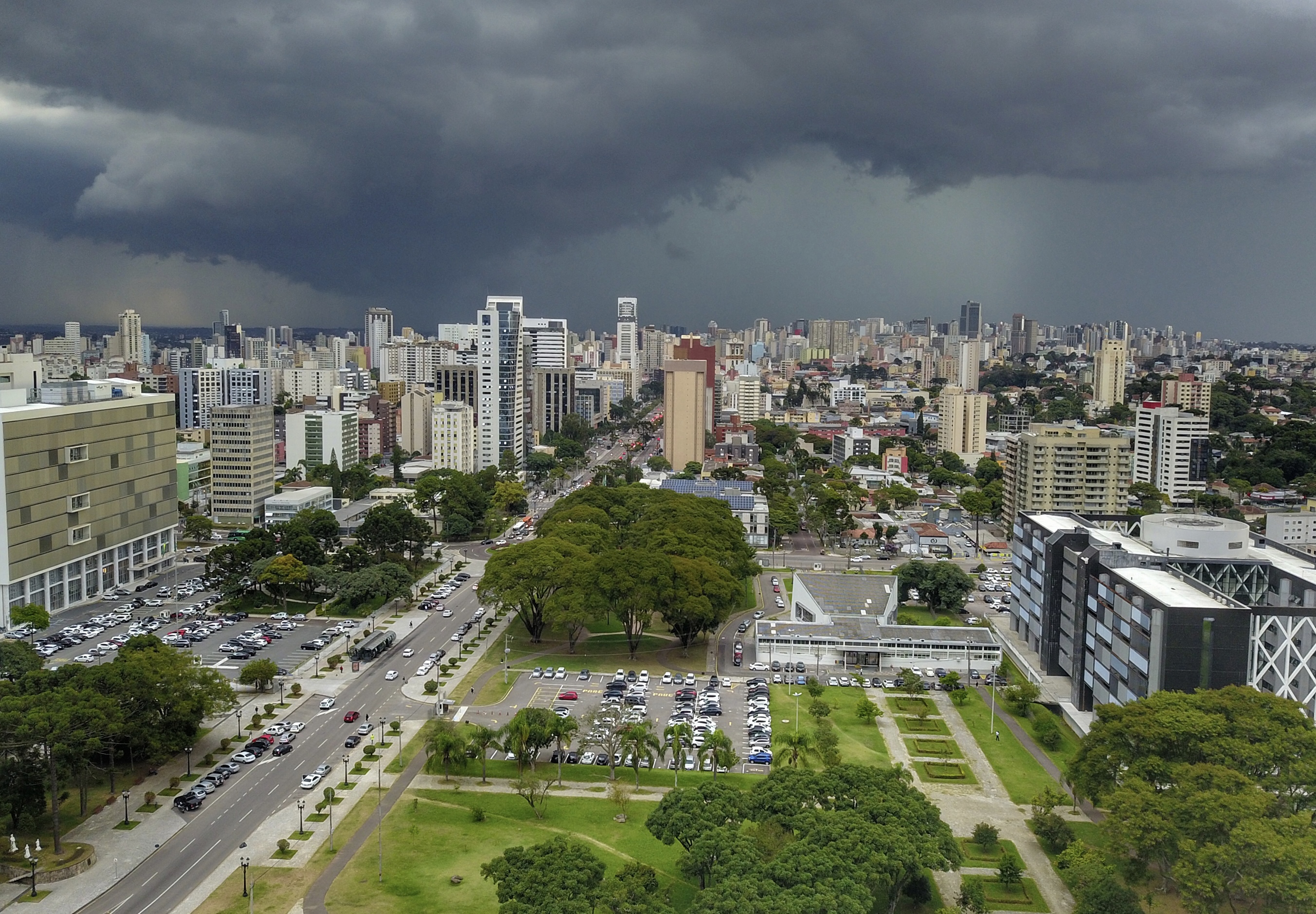Semana de chuva terá temperaturas mais amenas no Paraná, prevê Simepar  