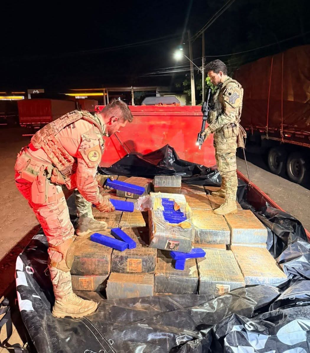 PRF apreende caminhão carregado com mais de 1 tonelada de maconha em Céu Azul