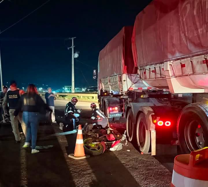 Motociclista fica gravemente ferido após colisão com caminhão em Pitanga; pistola é encontrada ao lado da vítima  