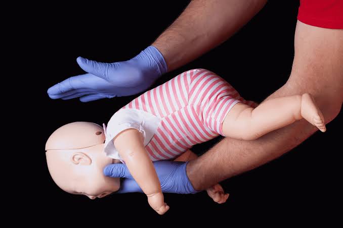 Criança de 1 ano e 7 meses é salva pela equipe da PM após se engasgar em Guarapuava  