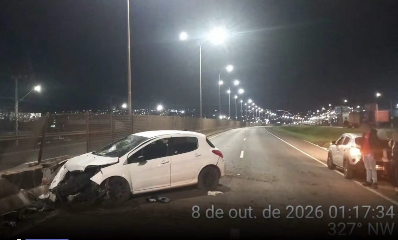 Carro bate contra mureta e deixa três feridos na PR-466, em Guarapuava  