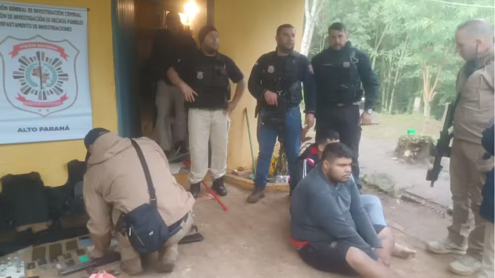 Paranaense é preso suspeito de participar de mega-assalto a bancos no Paraguai; polícia apreende armas, coletes e munições  